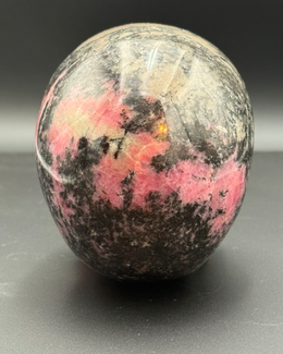 Load image into Gallery viewer, AAA Rhodonite Magical Child Skull by Leandro De Souza
